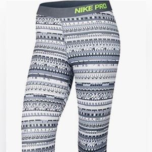 Nike dri fit fleece lined women’s size medium grey pattern with green details